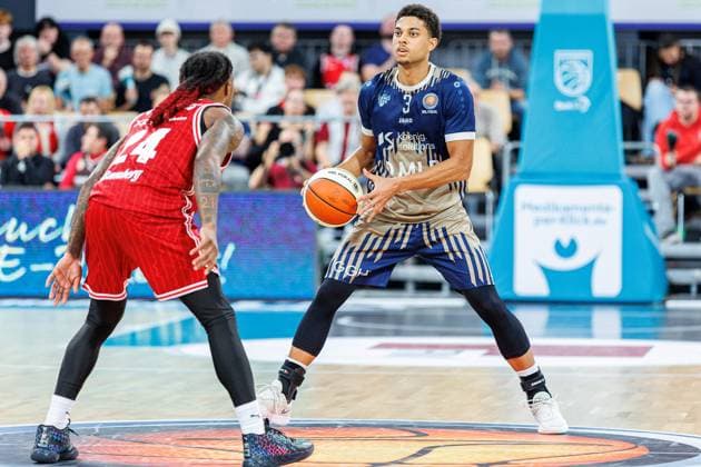 Cobe Williams BMA365 Bamberg Baskets, 24 , Kevin McClain MLP Academics Heidelberg, 03 , BMA365 Bamberg Baskets vs MLP Academics Heidelberg, Basketball, BBL Cup, Quarterfinals, 13 11 2025 BMA365 Bamberg Baskets vs MLP Academics Heidelberg, Basketball, BBL Cup, Quarterfinals, 13 11 2025 Bamberg Copyright: xEibner-Pressefoto G.xSantemizx EP_EER