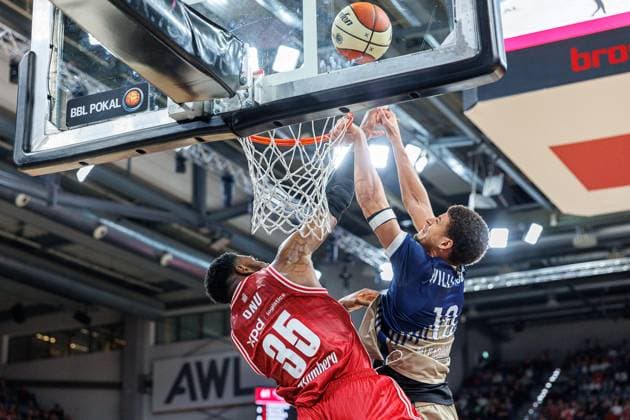 Ejiofor Onu BMA365 Bamberg Baskets, 35 , Samuell Williamson MLP Academics Heidelberg, 10 , BMA365 Bamberg Baskets vs MLP Academics Heidelberg, Basketball, BBL Pokal, Quarterfinals, 13 11 2025 BMA365 Bamberg Baskets vs MLP Academics Heidelberg, Basketball, BBL Pokal, Quarterfinals, 13 11 2025 Bamberg Copyright: xEibner-Pressefoto G.xSantemizx EP_EER