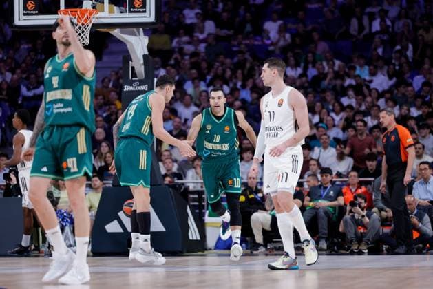 November 13, 2025, Madrid, Madrid, Spain: Kostas Sloukas of Panathinaikos celebrates the point during the Turkish Airlines Euroleague 2025 26, Regular Season Round 11 match played between Real Madrid and Panathinaikos AKTOR Athens at Movistar Arena on November 13, 2025 in Madrid, Spain. Madrid Spain - ZUMAa181 20251113_zaa_a181_291 Copyright: xDennisxAgyemanx
