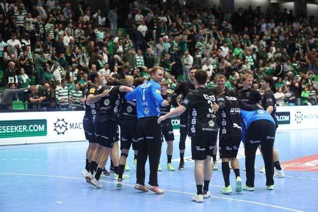 Fuchse Berlin team after the match between Sporting CP and Fuchse Berlin, valid for Machineseeker EHF Champions League 2025 2026 at Pavilhao Joao Rocha on 13 November 2025. Lisbon Pavilhao Joao Rocha Lisbon Portugal Copyright: xIMAGOx xPRIMExSPORTSxIMAGESx xFILIPExOLIVEIRAx