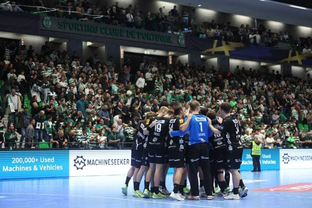 Fuchse Berlin team after the match between Sporting CP and Fuchse Berlin, valid for Machineseeker EHF Champions League 2025 2026 at Pavilhao Joao Rocha on 13 November 2025. Lisbon Pavilhao Joao Rocha Lisbon Portugal Copyright: xIMAGOx xPRIMExSPORTSxIMAGESx xFILIPExOLIVEIRAx