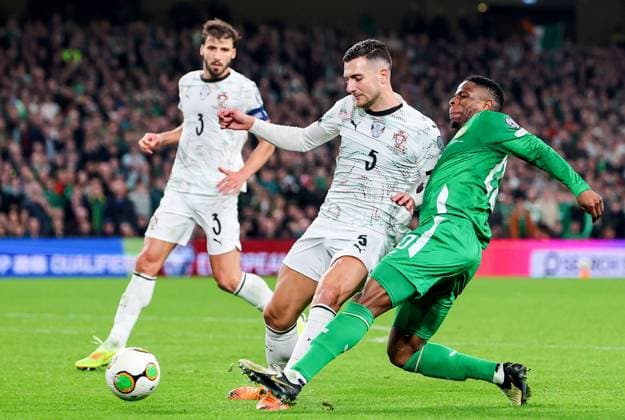 2026 FIFA World Cup, WM, Weltmeisterschaft, Fussball Qualifier Group F, Aviva Stadium, Dublin 13 11 2025 Republic of Ireland vs Portugal Portugal s Diogo Dalot and Ruben Dias and Ireland s Chiedozie Ogbene Diogo Dalot, Ruben Dias and Chiedozie Ogbene 13 11 2025  Copyright: x INPHO RyanxByrnex RB1_6239