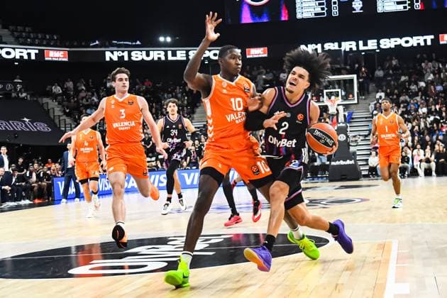 BASKET : Paris Basketball vs Valence Basket Club - Euroligue - JournÃ e 11 - 13 11 25 Nadir Hifi (Paris Basketball) Omari Moore (Valence BC) ParisFrance  Copyright: xBaptistexAutissierx