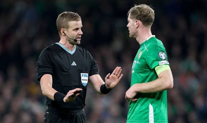 2026 FIFA World Cup, WM, Weltmeisterschaft, Fussball Qualifier Group F, Aviva Stadium, Dublin 13 11 2025 Republic of Ireland vs Portugal Referee Glenn Nyberg speaks with Nathan Collins of Ireland Glenn Nyberg speaks with Nathan Collins 13 11 2025  Copyright: x INPHO NickxElliottx IMG_9293