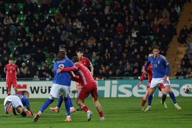 Chisinau, Moldova, 13th November 2025. Gianluca Mancini of Italy scores to give the side a 1-0 lead during the Moldova vs Italy FIFA World Cup, WM, Weltmeisterschaft, Fussball European Qualifying match at Stadionul Zimbru, Chisinau. Picture credit should read: Jonathan Moscrop Sportimage EDITORIAL USE ONLY. No use with unauthorised audio, video, data, fixture lists, club league logos or live services. Online in-match use limited to 120 images, no video emulation. No use in betting, games or single club league player publications. SPI_037_JM_MOLDOVA_ITALY_EQ SPI-4293-0037