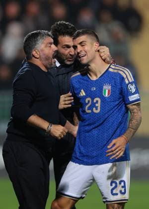 Chisinau, Moldova, 13th November 2025. Gianluca Mancini of Italy celebrates with Gennaro Gattuso Head coach of Italy and Gianluigi Buffon Head of Italy Delegation after scoring to give the side a 1-0 lead during the Moldova vs Italy FIFA World Cup, WM, Weltmeisterschaft, Fussball European Qualifying match at Stadionul Zimbru, Chisinau. Picture credit should read: Jonathan Moscrop Sportimage EDITORIAL USE ONLY. No use with unauthorised audio, video, data, fixture lists, club league logos or live services. Online in-match use limited to 120 images, no video emulation. No use in betting, games or single club league player publications. SPI_043_JM_MOLDOVA_ITALY_EQ SPI-4293-0043