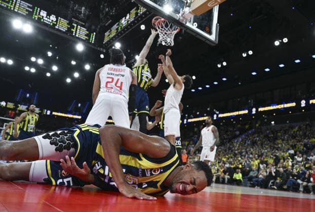Fenerbahce Beko v Hapoel IBI - EuroLegaue MUNICH, GERMANY - NOVEMBER 13: Bonzie Colson (50) of Fenerbahce Beko on the floor during Turkish Airlines EuroLegaue week 11 basketball match between Fenerbahce Beko and Hapoel IBI at SAP Garden in Munich, Germany on November 13, 2025. Halil Sagirkaya Anadolu Munich Germany. Editorial use only. Please get in touch for any other usage.  Copyright: x2025xAnadoluxHalilxSagirkayax