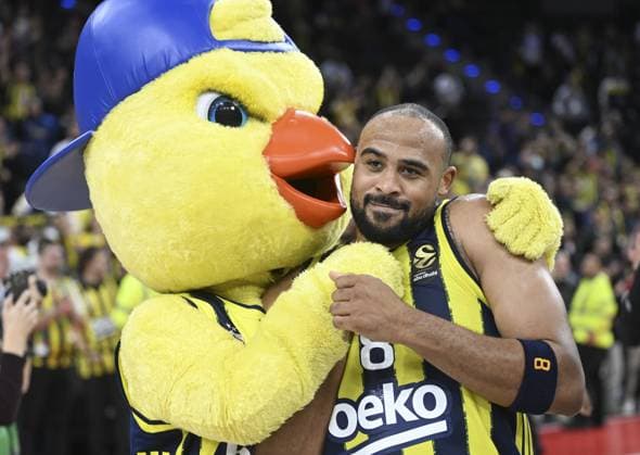 Fenerbahce Beko v Hapoel IBI - EuroLegaue MUNICH, GERMANY - NOVEMBER 13: Players of Fenerbahce Beko celebrate the victory after Turkish Airlines EuroLegaue week 11 basketball match between Fenerbahce Beko and Hapoel IBI at SAP Garden in Munich, Germany on November 13, 2025. Halil Sagirkaya Anadolu Munich Germany. Editorial use only. Please get in touch for any other usage.  Copyright: x2025xAnadoluxHalilxSagirkayax