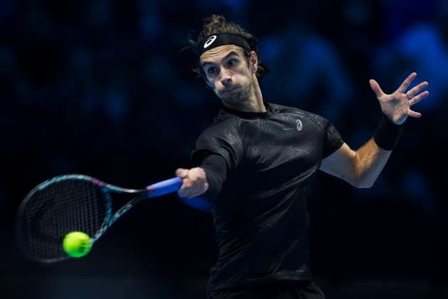 Nitto ATP, Tennis Herren Finals 2025 - Day Five Lorenzo Musetti of Italy plays a forehand during his round robin singles match against Carlos Alcaraz of Spain during day five of the Nitto ATP Finals 2025. Carlos Alcaraz won 6-4, 6-1. Turin Italy Copyright: xNicolòxCampox