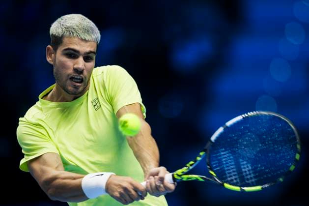 Nitto ATP, Tennis Herren Finals 2025 - Day Five Carlos Alcaraz of Spain plays a backhand during his round robin singles match against Lorenzo Musetti of Italy during day five of the Nitto ATP Finals 2025. Carlos Alcaraz won 6-4, 6-1. Turin Italy Copyright: xNicolòxCampox