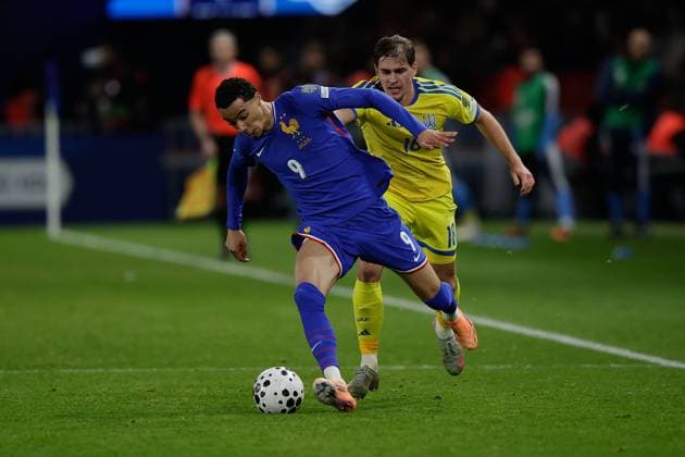 PARIS, FRANCE 13 NOVEMBER 2025 Hugo Ekitike France , Yehor Yarmoliuk Ukraine during the football match between European Qualifiers for the 2026 FIFA World Cup, WM, Weltmeisterschaft, Fussball, France and Ukraine at Parc des Princes Copyright: AntonioxBorga