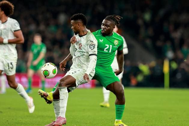 2026 FIFA World Cup, WM, Weltmeisterschaft, Fussball Qualifier Group F, Aviva Stadium, Dublin 13 11 2025 Republic of Ireland vs Portugal Ireland s Festy Ebosele in action with NÃ Festy Ebosele in action with NÃ lson Semedo 13 11 2025  Copyright: x INPHO MorganxTreacyx 0U6A2259