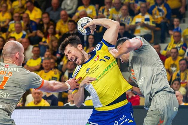 Kielce 13.11.2025. Pilka reczna EHF Liga Mistrzow sezon 2025 2026 kolejka 7 mecz: Industria Kielce - Aalborg Handbold --- Handball EHF Champions League season 2025 2026 round 7 match: Industria Kielce - Aalborg Handbold nz alex dovichebaeva dujshebaev ( dujszebajew ) Fot. Igor Jakubowski Arena Akcji NEWSPIX.PL --- newspix.pl 