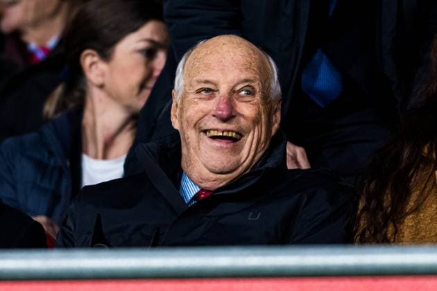 251113 King Harald V of Norway ahead of the FIFA World Cup Qualifier football match between Norway and Estonia on November 13, 2025 in Oslo Photo Marius Simensen BILDBYRAN COP 238 VG0831 bbeng estland estonia european qualifiers 2026 fifa world cup qualifiers football fotball norge norway soccer uefa world cup qualifiers vm kval vm kvalik vm kvalifisering  Copyright: MARIUSxSIMENSEN BB251113ZZ004