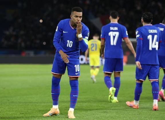 November 13, 2025, Paris, Ile-De-France, France: KYLIAN MBAPPE of France celebrates with his teammates after scoring his side s first goal in the FIFA World Cup, WM, Weltmeisterschaft, Fussball 2026 European Qualifiers group D stage game between FRANCE and UKRAINE at the Parc des Princes in Paris, France Paris France - ZUMAc179 20251113_zep_c179_013 Copyright: xMickaelxChavetx