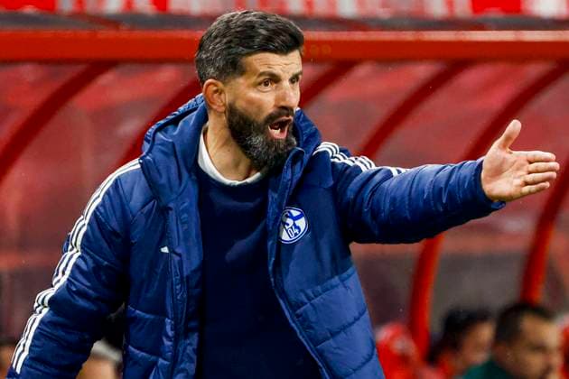 head coach Miron Muslic of Schalke 04 gestures FC Twente v FC Schalke 04, 60th Anniversary Game, FC Twente v Schalke 04, De Grolsch Veste Stadium, November 13, 2025, Enschede, Netherlands.