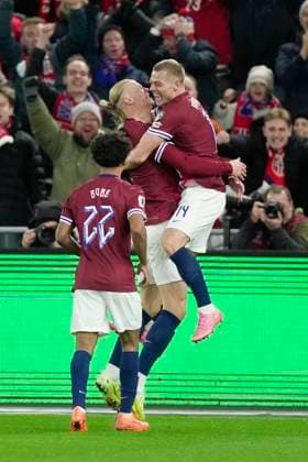 Football, World Cup qualification Norway Estonia, Norway won 4 1 Oslo 20251113 Norway s Erling Braut Haaland is embraced by teammates Ryerson and Bobb after scoring during the World Cup qualifying football match between Norway and Estonia at Ullevaal Stadion Photo Erik Flaaris Johansen NTB Oslo Norway EDITORIAL USE ONLY RESTRICTED USE FOR BETTING COMPANIES  Copyright: xErikxFlaarisxJohansenx xNTBx