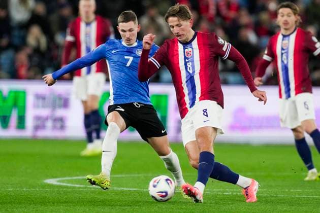 Football, World Cup qualification Norway Estonia, Norway won 4 1 Oslo 20251113 Sander Berge with the ball during the World Cup qualifying match in men s football between Norway and Estonia at Ullevaal Stadium Photo Erik Flaaris Johansen NTB Oslo Norway EDITORIAL USE ONLY RESTRICTED USE FOR BETTING COMPANIES  Copyright: xErikxFlaarisxJohansenx xNTBx