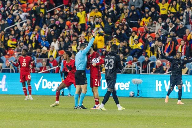 Toronto, Canada, November 13th 2025 Ali Ahmed (11 Canada) got a red card during the Men s International Friendly, Länderspiel, Nationalmannschaft game between Canada and Ecuador at BMO Field in Toronto, Canada (EDITORIAL USAGE ONLY). (Curtis Wong SPP) Copyright: xCurtisxWongx xSPPx Sportspressphoto_SPR61570