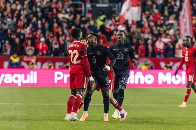 Toronto, Canada, November 13th 2025 John Yeboah (9 Ecuador) and Richie Laryea (22 Canada) in conflict during the Men s International Friendly, Länderspiel, Nationalmannschaft game between Canada and Ecuador at BMO Field in Toronto, Canada (EDITORIAL USAGE ONLY). (Curtis Wong SPP) Copyright: xCurtisxWongx xSPPx Sportspressphoto_SPR61571
