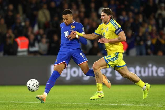 November 13, 2025, Paris, Ile-De-France, France: KYLIAN MBAPPE of France sprints with the ball and is chased by ILLIA ZABARNYI of Ukraine in the FIFA World Cup, WM, Weltmeisterschaft, Fussball 2026 European Qualifiers group D stage game between FRANCE and UKRAINE at the Parc des Princes in Paris, France Paris France - ZUMAc179 20251113_zep_c179_124 Copyright: xMickaelxChavetx