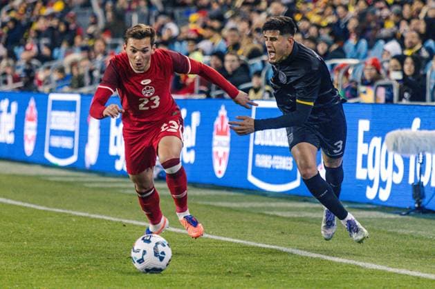 Toronto, Canada, November 13th 2025 Niko Sigur (23 Canada) and Piero Martin Hincapie (3 Ecuador) in action during the Men s International Friendly, Länderspiel, Nationalmannschaft game between Canada and Ecuador at BMO Field in Toronto, Canada (EDITORIAL USAGE ONLY). (Curtis Wong SPP) Copyright: xCurtisxWongx xSPPx Sportspressphoto_SPR61589