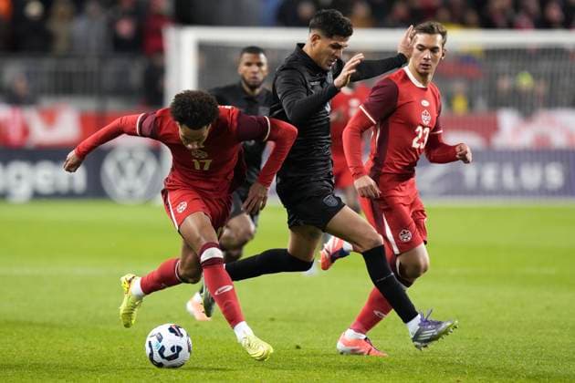 November 13, 2025, Toronto, On, CAN: Canada s Tajon Buchanan, left, battles for the ball with Ecuador s Piero Martin Hincapie during second half International Friendly, Länderspiel, Nationalmannschaft soccer action, in Toronto, on Thursday, November 13, 2025. Tajon Buchanan; Piero Martin Hincapie - ZUMAc35_ 20251113_zaf_c35_170 Copyright: xChrisxYoungx