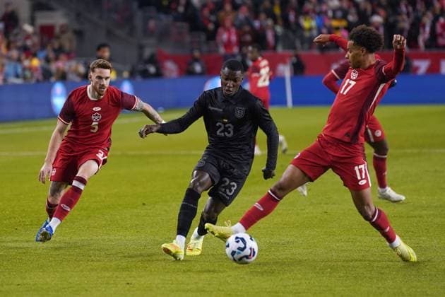 Canada v Ecuador - International Friendly, Länderspiel, Nationalmannschaft Match Joel Waterman 5 of Canada, Tajon Buchanan 17 of Canada and Moises Caicedo 23 of Ecuador battle for the ball during the International Friendly match between Canada and Ecuador at BMO Filed. on November 13, 2025 in Toronto, Ontario. (Photo by Leonardo Ramirez Eyepix Group) Copyright: xLeonardoxRamirez xEyepixxGroupx LR-11113025-01241