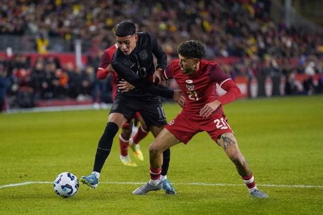 Canada v Ecuador - International Friendly, Länderspiel, Nationalmannschaft Match Kendry Paez 10 of Ecuador and Jonathan Osorio 21 of Canada battle for the ball forward during the International Friendly match between Canada and Ecuador at BMO Filed. on November 13, 2025 in Toronto, Ontario. (Photo by Leonardo Ramirez Eyepix Group) Copyright: xLeonardoxRamirez xEyepixxGroupx LR-11113025-01345
