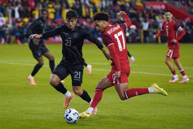 November 13, 2025, Toronto, Ontario, Canada: Tajon Buchanan 17 of Canada and Alan Franco 21 of Ecuador battle for the ball during the International Friendly, Länderspiel, Nationalmannschaft match between Canada and Ecuador at BMO Filed. on November 13, 2025 in Toronto, Ontario. Toronto Canada - ZUMAe321 20251113_zsa_e321_029 Copyright: xLeonardoxRamirezx