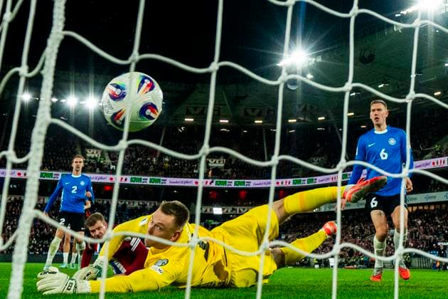 Football, World Cup qualification Norway Estonia Oslo 20251113 Norway s Alexander Sorloth scores the 2 0 goal against Estonia s goalkeeper Karl Hein during the World Cup qualifying match in football between Norway and Estonia at Ullevaal Stadion Photo Fredrik Varfjell NTB Oslo Norway EDITORIAL USE ONLY RESTRICTED USE FOR BETTING COMPANIES  Copyright: xFredrikxVarfjellx xNTBx