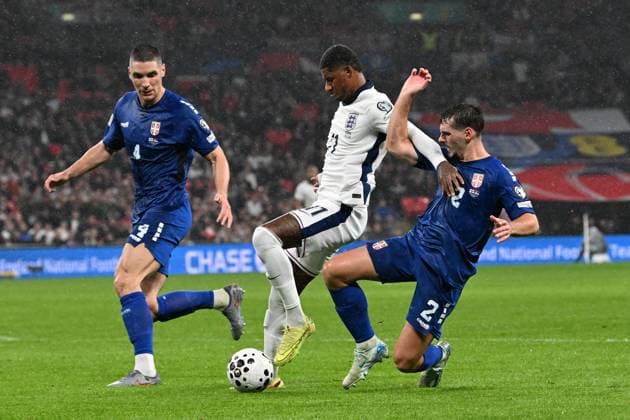 England v Serbia 2026 FIFA World Cup, WM, Weltmeisterschaft, Fussball Qualifier 13 11 2025. Group K Marcus Rashford (11) of England on the attack battles for possession with Nikola Milenkovic of Serbia and Ognjen Mimovic of Serbia during the 2026 FIFA World Cup Qualifier match between England and Serbia at Wembley Stadium, London, England on 13 November 2025. London Wembley Stadium Greater London England Editorial use only , Copyright: xGrahamxHuntx PSI-23212-0305