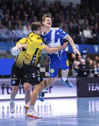 DAIKIN HBL HANDBALL MEN 1 BL 12 GAME DAY THSV EISENACH TVB STUTTGART FOR EDITORIAL PURPOSES ONLY p 13 11 2025 Eisenach DAIKIN HBL Handball 1 Bundesliga Men Season 2025 2026 12 Matchday Werner Assmann Halle ThSV Eisenach TVB Stuttgart in photo Felix Aellen 22 ThSV Eisenach in duel with Antonio Serradilla 5 TVB Stuttgart Germany Thuringia Eisenach Copyright SaschaxFromm Copyright: SaschaxFromm doc839620cjik11dgmphb5z ,EDITORIAL USE ONLY Copyright: SaschaxFromm