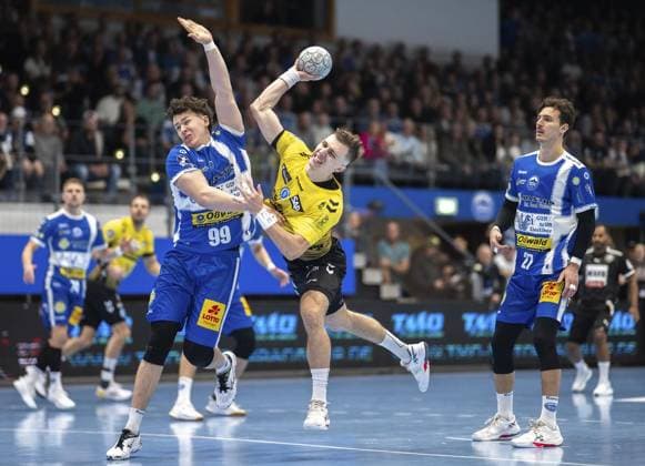 DAIKIN HBL HANDBALL MEN 1 BL 12 GAME DAY THSV EISENACH TVB STUTTGART FOR EDITORIAL PURPOSES ONLY p 13 11 2025 Eisenach DAIKIN HBL Handball 1 Bundesliga Men Season 2025 2026 12 Matchday Werner Assmann Halle ThSV Eisenach TVB Stuttgart in the photo Tillman Leu 99 ThSV Eisenach in a duel with Simone Mengon 15 TVB Stuttgart Germany Thuringia Eisenach Copyright SaschaxFromm Copyright: SaschaxFromm doc83962um6p3d1cg3m98lr ,EDITORIAL USE ONLY Copyright: SaschaxFromm