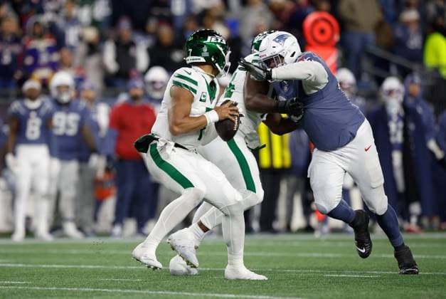 NFL, American Football Herren, USA 2025: Jets Vs Patriots NOV 13 November 13, 2025; Foxborough, MA, USA; New England Patriots defensive tackle Christian Barmore (90) pursues New York Jets quarterback Justin Fields (7) during the NFL game between New York Jets and New England Patriots at Gillette Stadium in Foxborough, MA. (Credit Image: Anthony Nesmith Cal Media) (Credit Image: Anthony Nesmith Cal Sport Media) Foxborough Massachusetts United States EDITORIAL USE ONLY Copyright: xx ZUMA-20251113_zma_c04_034.jpg AnthonyxNesmithx csmphotothree442577