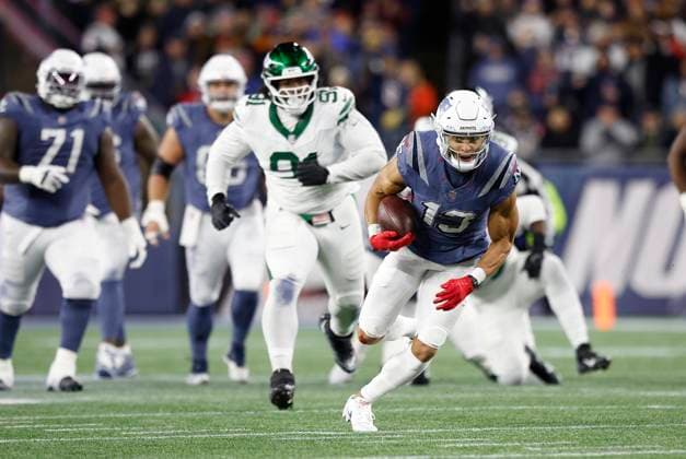 November 13, 2025; Foxborough, MA, USA; New England Patriots wide receiver Mack Hollins (13) runs after a catch during the NFL, American Football Herren, USA game between New York Jets and New England Patriots at Gillette Stadium in Foxborough, MA. Foxborough United States - ZUMAc04_ 20251113_zma_c04_040 Copyright: xAnthonyxNesmithx