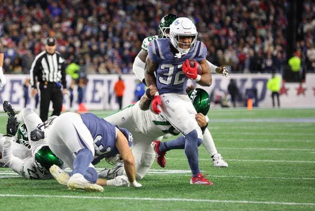 November 13, 2025; Foxborough, MA, USA; New England Patriots running back Treveyon Henderson (32) runs with the ball during the NFL, American Football Herren, USA game between New York Jets and New England Patriots at Gillette Stadium in Foxborough, MA. Foxborough United States - ZUMAc04_ 20251113_zma_c04_043 Copyright: xAnthonyxNesmithx