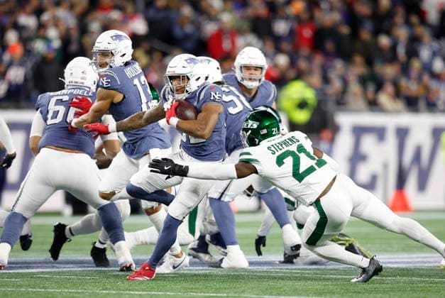 November 13, 2025; Foxborough, MA, USA; New England Patriots running back Treveyon Henderson (32) runs with the ball during the NFL, American Football Herren, USA game between New York Jets and New England Patriots at Gillette Stadium in Foxborough, MA. Foxborough United States - ZUMAc04_ 20251113_zma_c04_044 Copyright: xAnthonyxNesmithx
