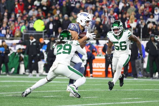 NFL, American Football Herren, USA 2025: Jets Vs Patriots NOV 13 November 13, 2025; Foxborough, MA, USA; New England Patriots tight end Hunter Henry (85) makes a catch as New York Jets cornerback Jarvis Brownlee Jr during the NFL game between New York Jets and New England Patriots at Gillette Stadium in Foxborough, MA. (Credit Image: Anthony Nesmith Cal Media) (Credit Image: Anthony Nesmith Cal Sport Media) Foxborough Massachusetts United States EDITORIAL USE ONLY Copyright: xx ZUMA-20251113_zma_c04_059.jpg AnthonyxNesmithx csmphotothree442579