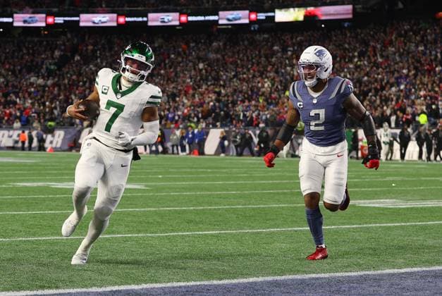 NFL, American Football Herren, USA 2025: Jets Vs Patriots NOV 13 November 13, 2025; Foxborough, MA, USA; New York Jets quarterback Justin Fields (7) runs in for a touchdown as New England Patriots linebacker Harold Landry III (2) pursues during the NFL game between New York Jets and New England Patriots at Gillette Stadium in Foxborough, MA. (Credit Image: Anthony Nesmith Cal Media) (Credit Image: Anthony Nesmith Cal Sport Media) Foxborough Massachusetts United States EDITORIAL USE ONLY Copyright: xx ZUMA-20251113_zma_c04_057.jpg AnthonyxNesmithx csmphotothree442581