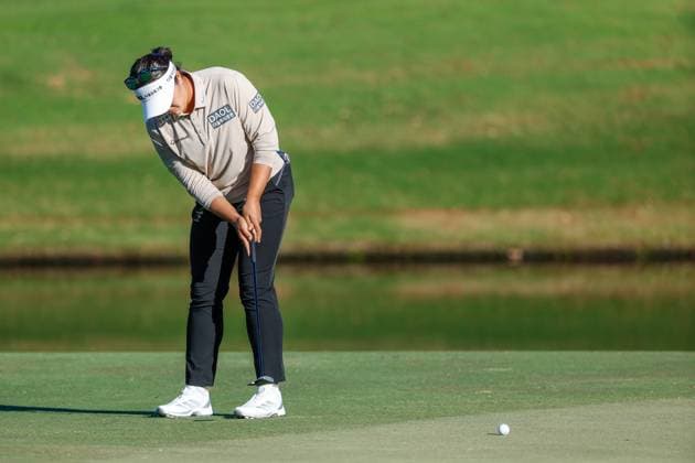 November 13, 2025, Belleair, Florida, USA: LPGA, Golf Damen golfer Haeran Ryu putts on the 16th hole during the first round of The Annika at the Pelican Golf Club at on Thursday, Nov. 13, 2025, in Belleair. Belleair USA - ZUMAs70_ 20251113_zan_s70_083 Copyright: xJeffereexWoox Belleair USA - ZUMA0840 20251113_zan_s70_083 Copyright: xIMAGO JeffereexWoox