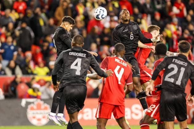 Canada v Ecuador - International Friendly, Länderspiel, Nationalmannschaft Piero Hincapie 3 and Willian Pacho 6 of Ecuador clear the ball from a corner during the International Friendly match between Canada and Ecuador at BMO Field in Toronto, Ontario, Canada, on November 13, 2025. Toronto Ontario Canada  Copyright: xIndrawanxKumalax originalFilename:kumala-internat251113_np6yE.jpg