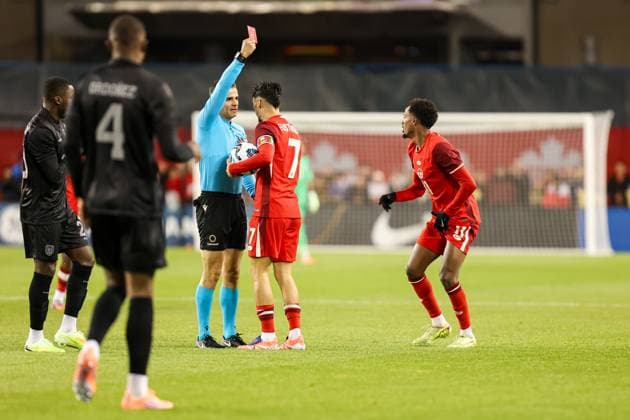 Canada v Ecuador - International Friendly, Länderspiel, Nationalmannschaft In Toronto, Ontario, Canada, on November 13, 2025, referee Fernando Hernandez gives Ali Ahmed of Canada a red card during the international friendly match between Canada and Ecuador at BMO Field Toronto Ontario Canada  Copyright: xIndrawanxKumalax originalFilename:kumala-internat251113_npbkA.jpg