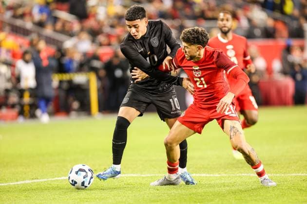 Canada v Ecuador - International Friendly, Länderspiel, Nationalmannschaft In Toronto, Ontario, Canada, on November 13, 2025, Kendry Paez 10 of Ecuador battles with Jonathan Osorio 21 of Canada during the International Friendly match between Canada and Ecuador at BMO Field Toronto Ontario Canada  Copyright: xIndrawanxKumalax originalFilename:kumala-internat251113_npOT8.jpg