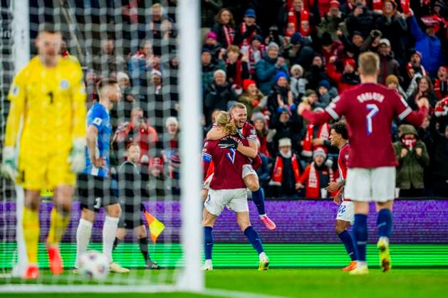 Football, World Cup qualification Norway Estonia Oslo 20251113 Norway s Erling Braut Haaland celebrates with Julian Ryerson after the 3 0 goal during the World Cup qualifying match in football between Norway and Estonia at Ullevaal Stadium Photo Fredrik Varfjell NTB Oslo Norway EDITORIAL USE ONLY RESTRICTED USE FOR BETTING COMPANIES  Copyright: xFredrikxVarfjellx xNTBx
