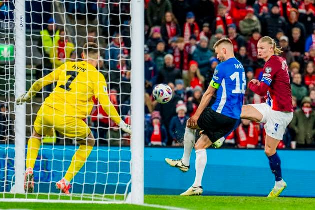 Football, World Cup qualification Norway Estonia Oslo 20251113 Norway s Erling Braut Haaland scores the 4 0 goal during the World Cup qualifying match in football between Norway and Estonia at Ullevaal Stadion Photo Fredrik Varfjell NTB Oslo Norway EDITORIAL USE ONLY RESTRICTED USE FOR BETTING COMPANIES  Copyright: xFredrikxVarfjellx xNTBx