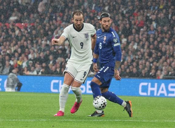 England v Serbia - FIFA World Cup, WM, Weltmeisterschaft, Fussball 2026 Qualifier Harry Kane of Bayern Munich and England and Serbia s Nemanja Gudelj of Sevilla are in action during the FIFA World Cup Qualifier Group K match between England and Serbia at Wembley Stadium in London, England, on November 13, 2025. London England United Kingdom  Copyright: xActionxFotoxSportx originalFilename:galvin-englanda251113_npXcZ.jpg