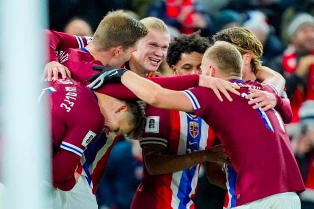 Football, World Cup qualification: Norway - Estonia Oslo 20251113. Erling Braut Haaland and his team mates national team, Nationalteam celebrate the 4-0 score during the World Cup qualifying match in football between Norway and Estonia at Ullevaal Stadion. Photo: Fredrik Varfjell NTB Oslo Norway EDITORIAL USE ONLY. RESTRICTED USE FOR BETTING COMPANIES Ref:_SPON4V8BKZyZiA.jpg *** Football, World Cup qualification Norway Estonia Oslo 20251113 Erling Braut Haaland and his team mates national team celebrate the 4 0 score during the World Cup qualifying match in football between Norway and Estonia at Ullevaal Stadion Photo Fredrik Varfjell NTB Oslo Norway EDITORIAL USE ONLY RESTRICTED USE FOR BETTING COMPANIES  Copyright: xFredrikxVarfjellx xNTBx