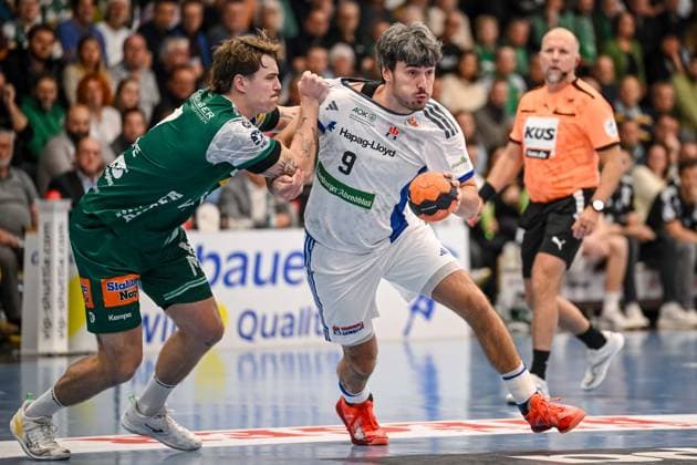 Goeppingen, Deutschland, 13.11.25: Victor Kloeve (FRISCH AUF! Goeppingen) und Jacob Lassen (HSV Hamburg) im Zweikampf waehrend des Daikin Handball Bundesliga Spiels zwischen FRISCH AUF! Goeppingen vs HSV Hamburg in der EWS Arena am 13. November 2025 in Goeppingen, Deutschland. (Foto von Harry Langer DeFodi Images) Goeppingen, Germany, 13.11.25: Victor Kloeve (FRISCH AUF! Goeppingen) und Jacob Lassen (HSV Hamburg) controls the Ball during the Daikin Handball Bundesliga match between FRISCH AUF! Goeppingen vs HSV Hamburg at EWS Arena on November 13, 2025 in Goeppingen, Germany. (Photo by Harry Langer DeFodi Images) (Photo by Harry Langer DeFodi Images) Goeppingen, Germany, 13 11 25 Victor Kloeve FRISCH AUF Goeppingen and Jacob Lassen HSV Hamburg in a duel during the Daikin Handball Bundesliga match between FRISCH AUF Goeppingen vs HSV Hamburg at EWS Arena on November 13, 2025 in Goeppingen, Germany Photo by Harry Langer DeFodi Images Goeppingen, Germany, 13 11 25 Victor Kloeve FRISCH AUF Goeppingen and Jacob Lassen HSV Hamburg controls the Ball during the Daikin Handball Bundesliga match between FRISCH AUF Goeppingen vs HSV Hamburg at EWS Arena on November 13, 2025 in Goeppingen, Germany Photo by Harry Langer DeFodi Images Photo by Harry Langer DeFodi Images