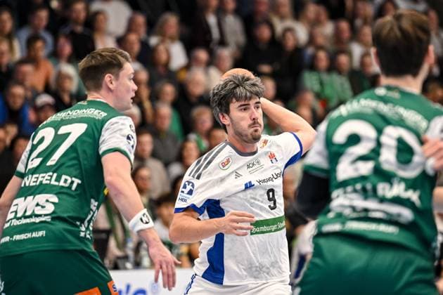 Goeppingen, Deutschland, 13.11.25: Oskar Sunnefeldt (FRISCH AUF! Goeppingen), Jacob Lassen (HSV Hamburg) und Ludvig Hallbaeck (FRISCH AUF! Goeppingen) im Zweikampf waehrend des Daikin Handball Bundesliga Spiels zwischen FRISCH AUF! Goeppingen vs HSV Hamburg in der EWS Arena am 13. November 2025 in Goeppingen, Deutschland. (Foto von Harry Langer DeFodi Images) Goeppingen, Germany, 13.11.25: Oskar Sunnefeldt (FRISCH AUF! Goeppingen), Jacob Lassen (HSV Hamburg) und Ludvig Hallbaeck (FRISCH AUF! Goeppingen) battle for the ball during the Daikin Handball Bundesliga match between FRISCH AUF! Goeppingen vs HSV Hamburg at EWS Arena on November 13, 2025 in Goeppingen, Germany. (Photo by Harry Langer DeFodi Images) (Photo by Harry Langer DeFodi Images) Goeppingen, Germany, 13 11 25 Oskar Sunnefeldt FRISCH AUF Goeppingen , Jacob Lassen HSV Hamburg and Ludvig Hallbaeck FRISCH AUF Goeppingen in a duel during the Daikin Handball Bundesliga match between FRISCH AUF Goeppingen vs HSV Hamburg at EWS Arena on November 13, 2025 in Goeppingen, Germany Photo by Harry Langer DeFodi Images Goeppingen, Germany, 13 11 25 Oskar Sunnefeldt FRISCH AUF Goeppingen , Jacob Lassen HSV Hamburg and Ludvig Hallbaeck FRISCH AUF Goeppingen battle for the ball during the Daikin Handball Bundesliga match between FRISCH AUF Goeppingen vs HSV Hamburg at EWS Arena on November 13, 2025 in Goeppingen, Germany Photo by Harry Langer DeFodi Images Photo by Harry Langer DeFodi Images